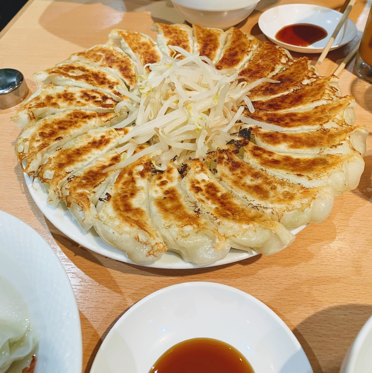 真ん中に茹でたモヤシを乗せる浜松餃子