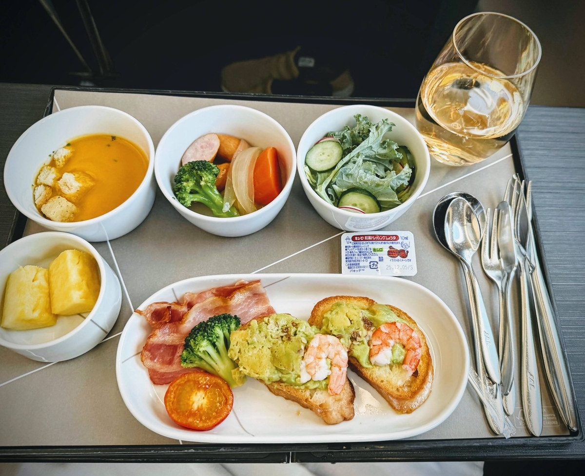 JAL国内線ファーストクラス 2025年10月上旬の機内食(朝食・羽田着)