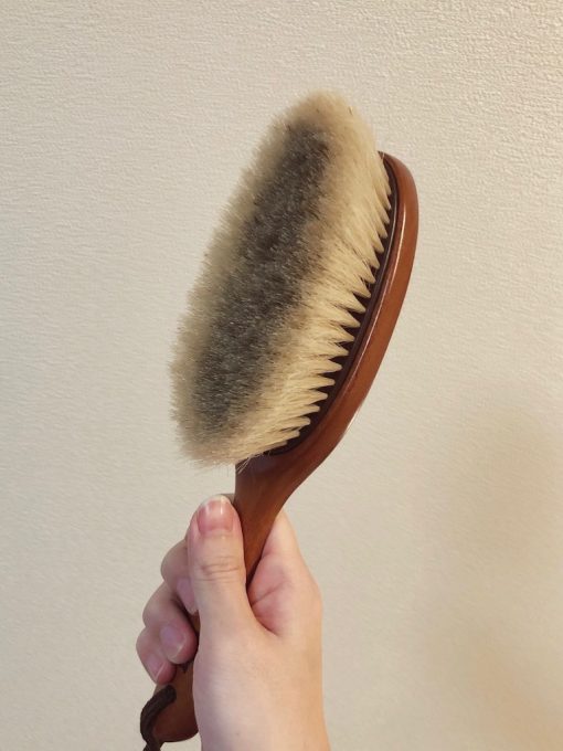女性の手でも、大きすぎず持ちやすいサイズ感の洋服ブラシ