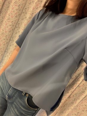 ライトブルーブラウス着用画像
