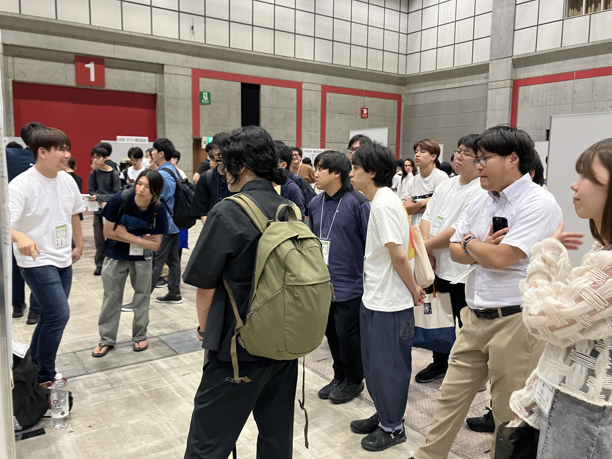 招待ポスターの様子
