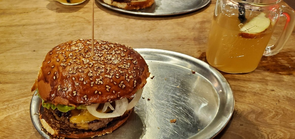 牛肉のうまみあふれるハンバーガーと自家製レモネード