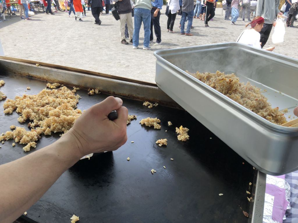 チャーハン焼いてます