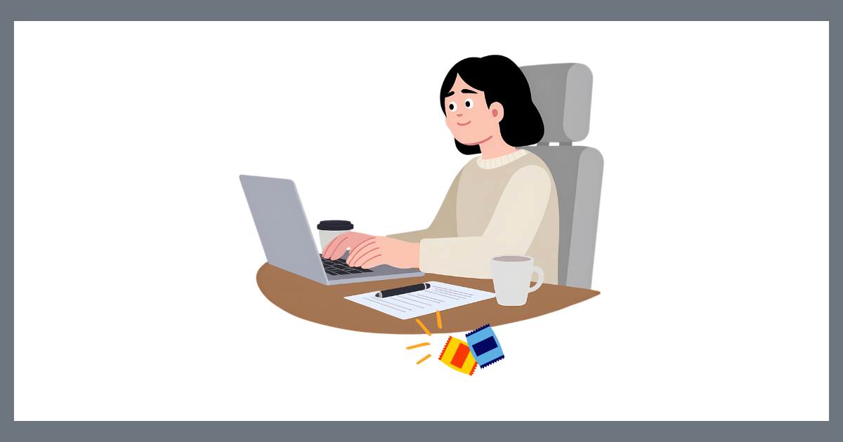 夕方のデスクで、穏やかな表情でパソコンに向かう女性のイラスト。手元にはキラキラ輝く個包装おやつがあり、スマートにエネルギーを補給しながらパフォーマンスを最大化する様子を表現。