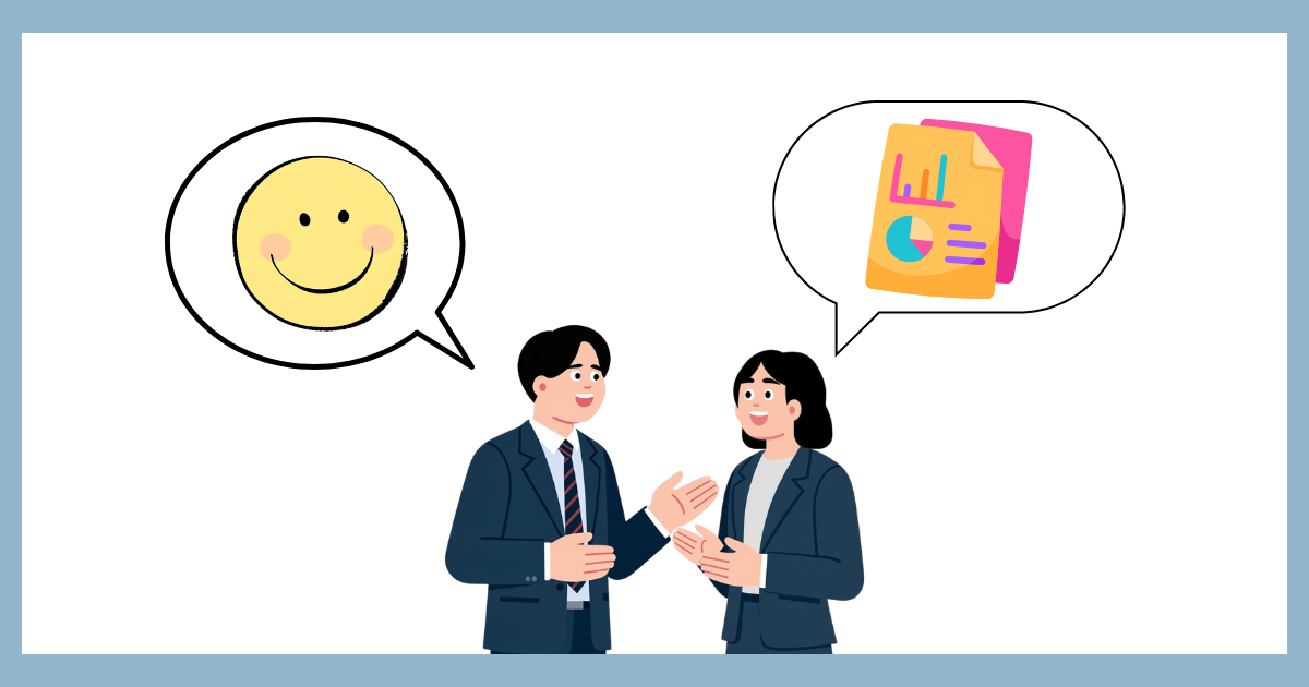 ビジネスシーンで二人の会社員が適切な距離を保ちながら対話しているイラスト。左側の人物は「笑顔(挨拶)」を、右側の人物は「書類やグラフ(報連相)」を吹き出しで表現しており、言葉数に頼らずマナーと業務報告で信頼関係を築く様子を描いている。