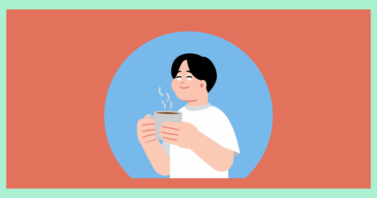 穏やかな表情で湯気の立つ温かいカップを両手で持ち、内側から体を整える男性のイラスト。今日の一杯から始める暑熱順化のイメージ。