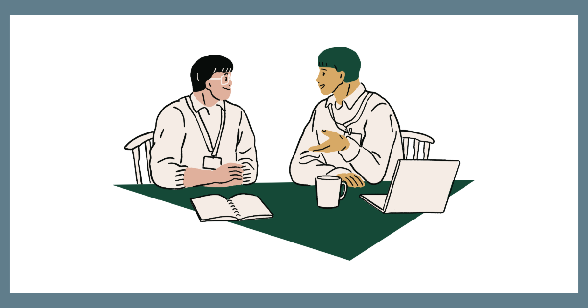 デスクでマグカップを挟み、柔らかな表情で談笑する二人の人物のイラスト。仕事の合間の他愛ない会話や日常の余白のイメージ。