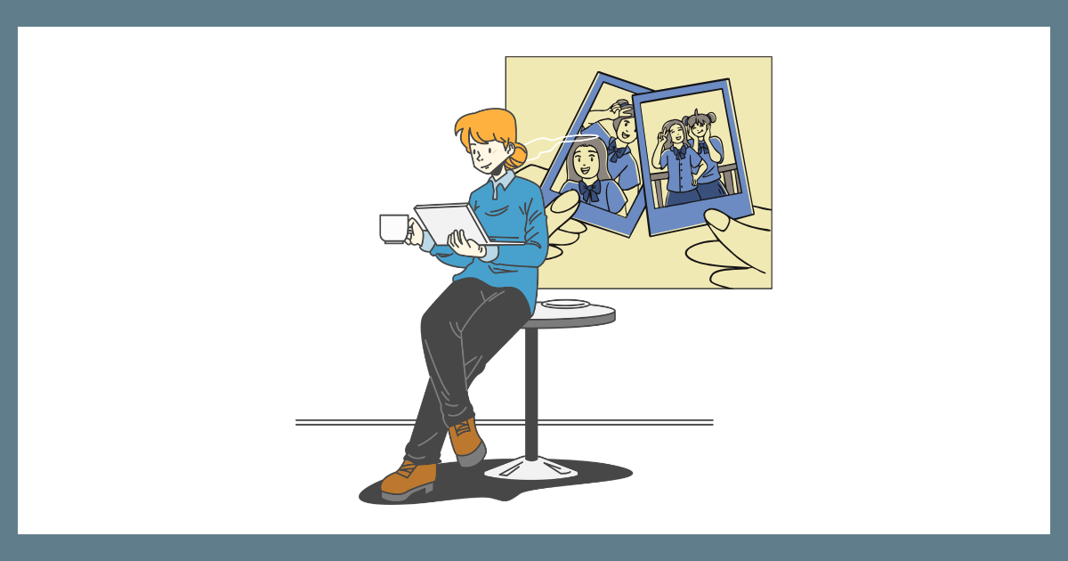 コーヒーとタブレットを手に穏やかな表情を浮かべる人物と、背景に描かれた学生時代の思い出のポラロイド写真のイラスト。過去の懐かしい記憶や、今の心地よい感覚を大切にするイメージ。