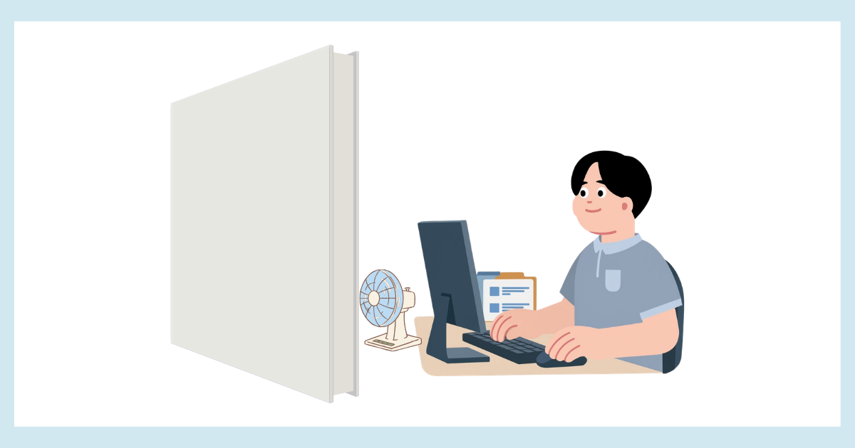 デスクでパソコン作業をする人物の横で、卓上扇風機が壁に向かって風を送っている様子を描いたイラスト。