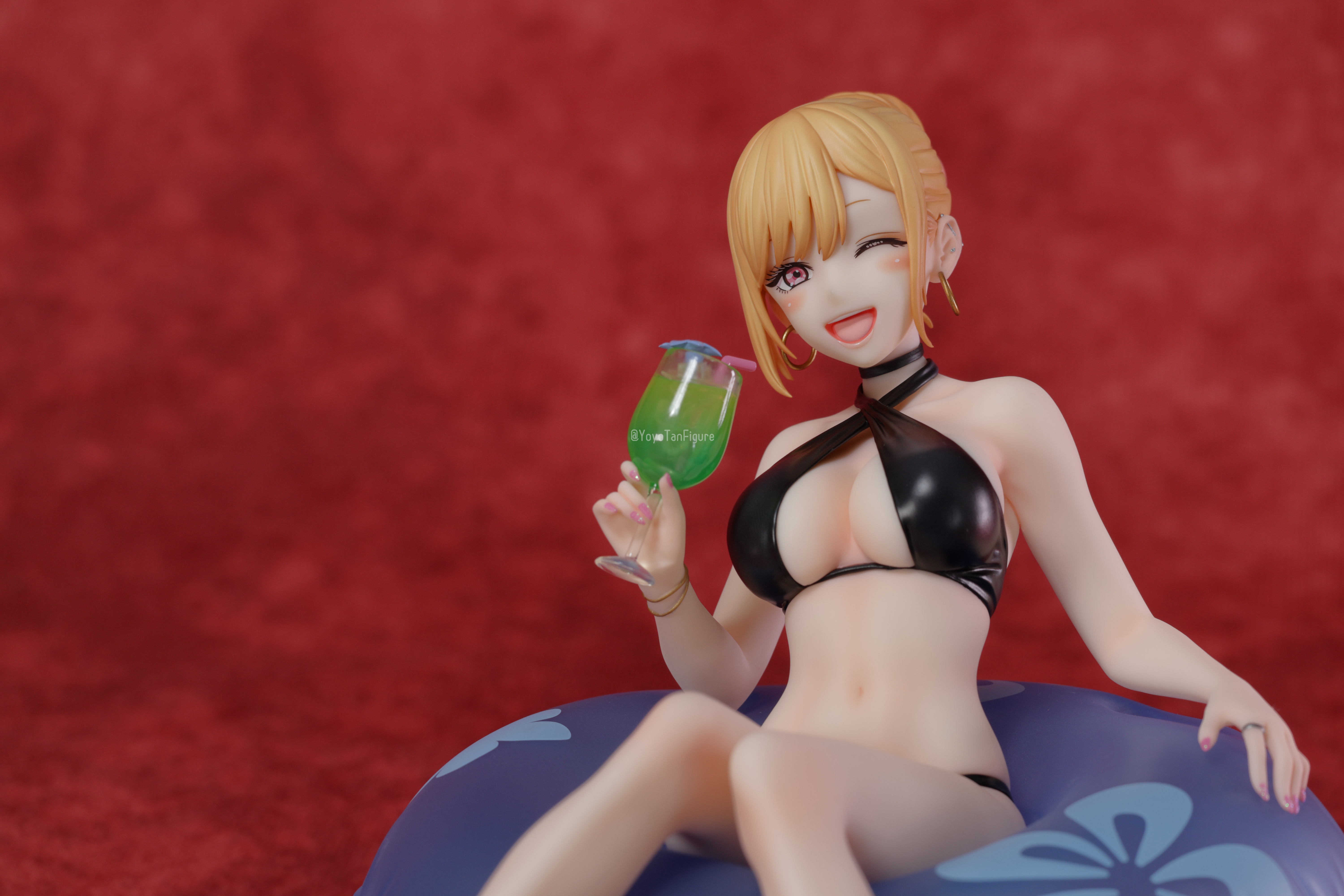 [単品] 喜多川海夢 B2タペストリー 「その着せ替え人形は恋をする ナイトプールでアゲアゲセット」 C100グッズ ANIPLEX アニプレックス キャラクターグッズ fit=scale-down,w=1200