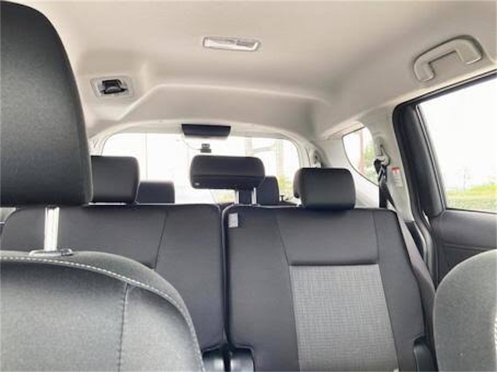 シートがない車を運転する人を発見 Y S Factory Blog