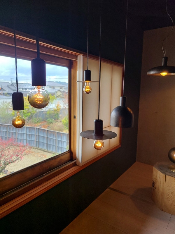 new light pottery - ミッドセンチュリーモダンな家に住む