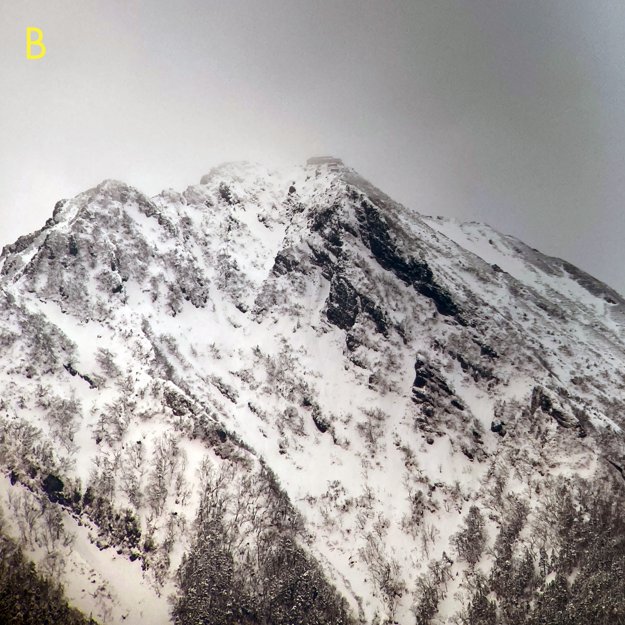 赤岳頂上山荘(休業中)