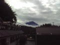 雲間から富士山。西湖湖畔より