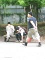 公園内禁煙表示の前で吸殻を消火
