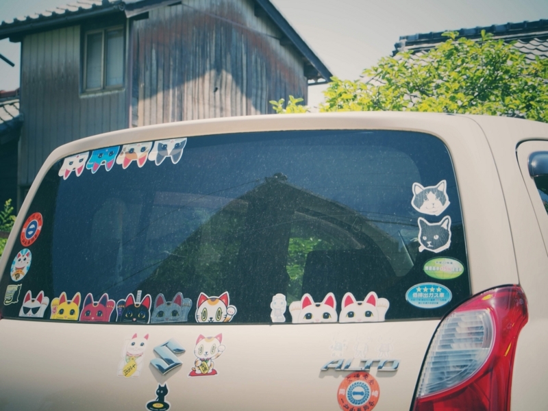 常滑市のやきもの散歩道で見かけた、招き猫のシールをたくさん貼った自動車