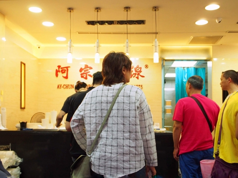 台北にある阿宗麵線西門店での注文はレジで行う