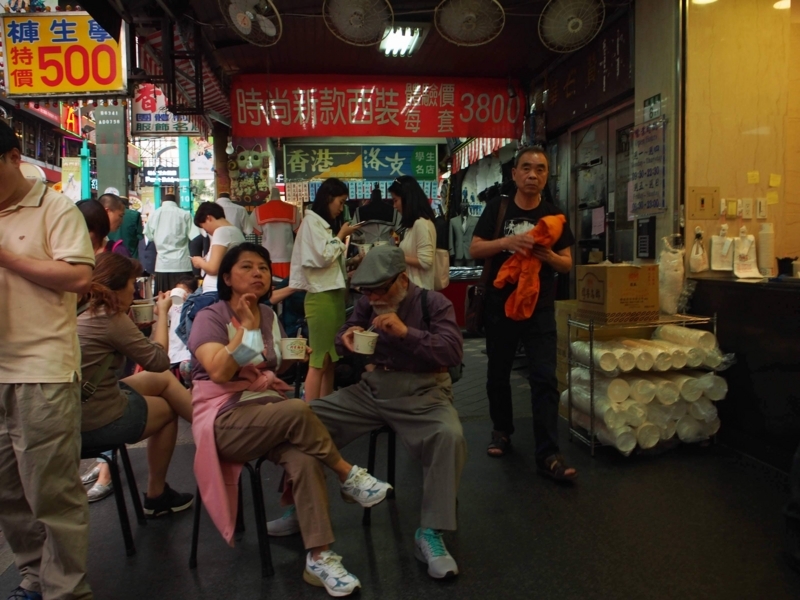 台北にある阿宗麵線西門店では席は少ないので立ち食いを覚悟