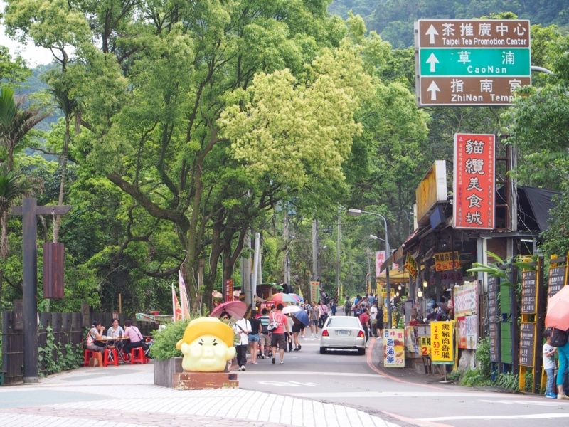 台北の猫空にある茶葉料理屋が連なる道