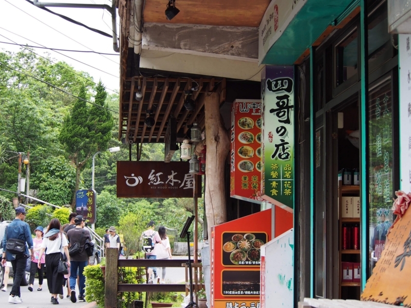 台北の猫空にある茶葉料理店「四哥の店」は席数が多く、見晴らしもいいのでなかなかの人気店