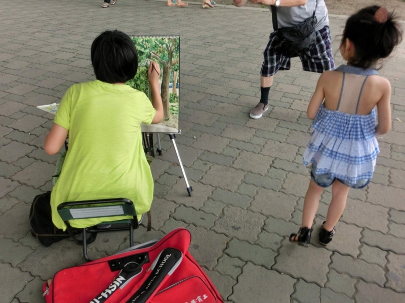 台湾の淡水で絵を描く人
