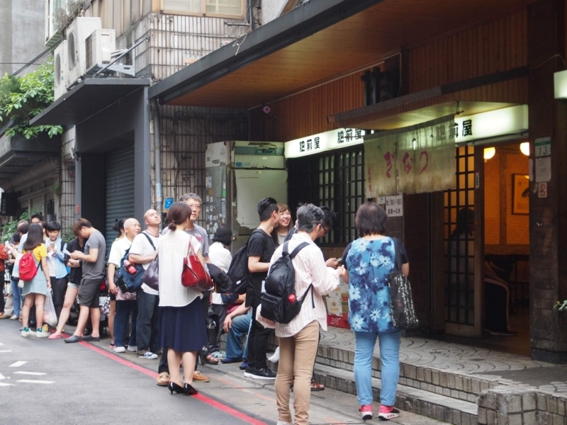 台北にある肥前屋で開店を待つ人達の行列。これは木曜日で、土・日はもっとすごい