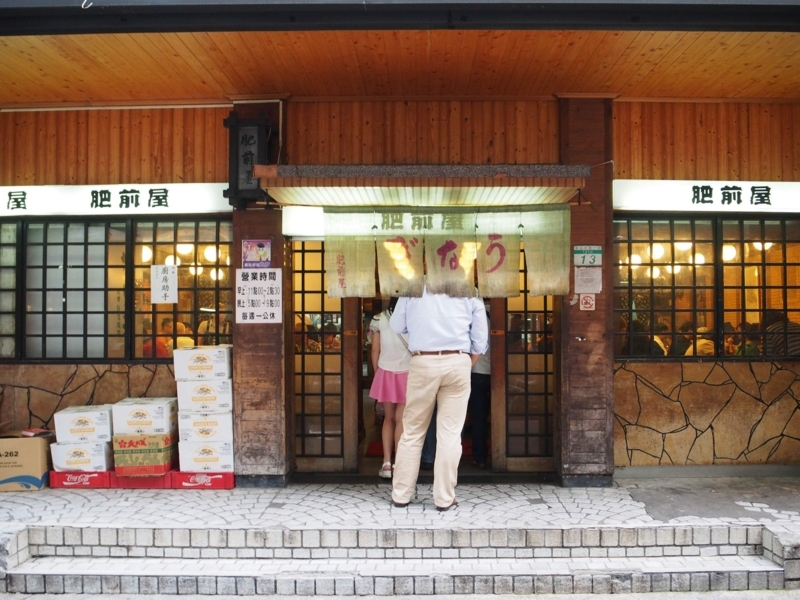 台北にある肥前屋が営業を開始し、店内に入るお客