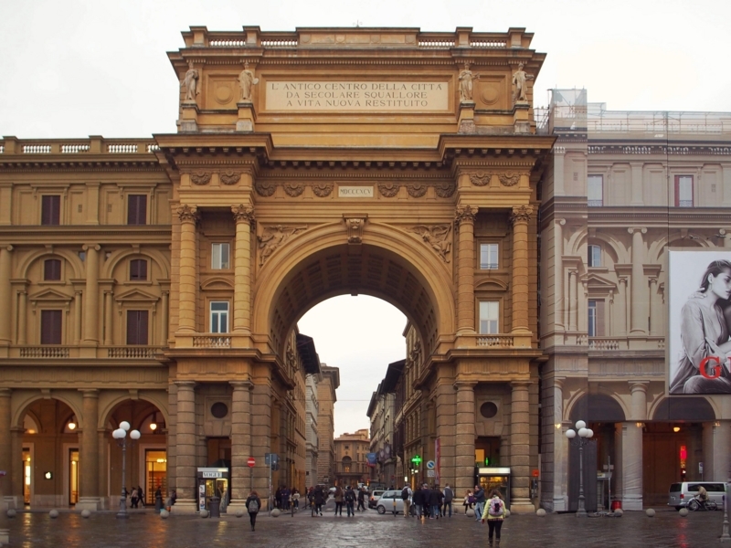 チンクエ・テッレへの日帰りツアーの出発地点となるフィレンツェのレプッブリカ広場