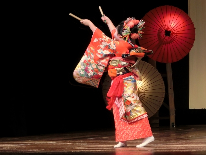 子供による八千代座での灯籠踊り