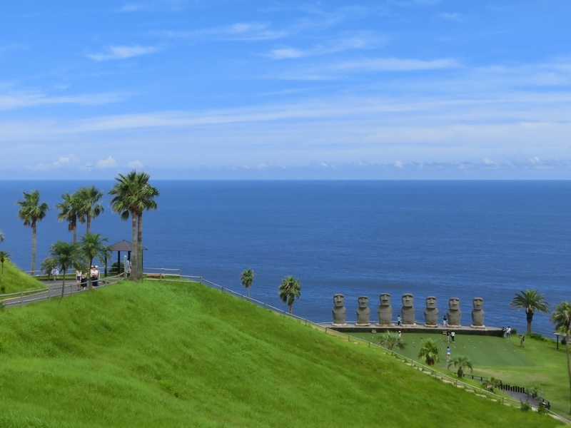 宮崎県日南市にあるサンメッセ日南にたたずむモアイ像と海の風景