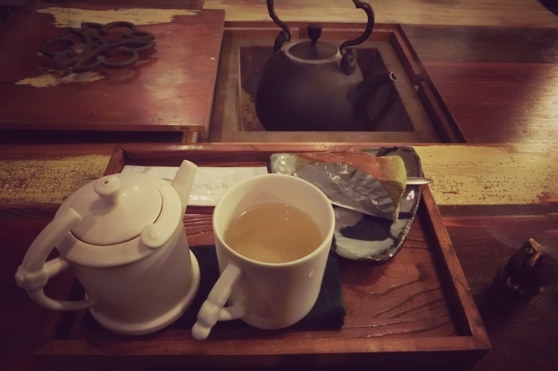 九份（きゅうふん）の茶芸館のお茶とケーキのセット