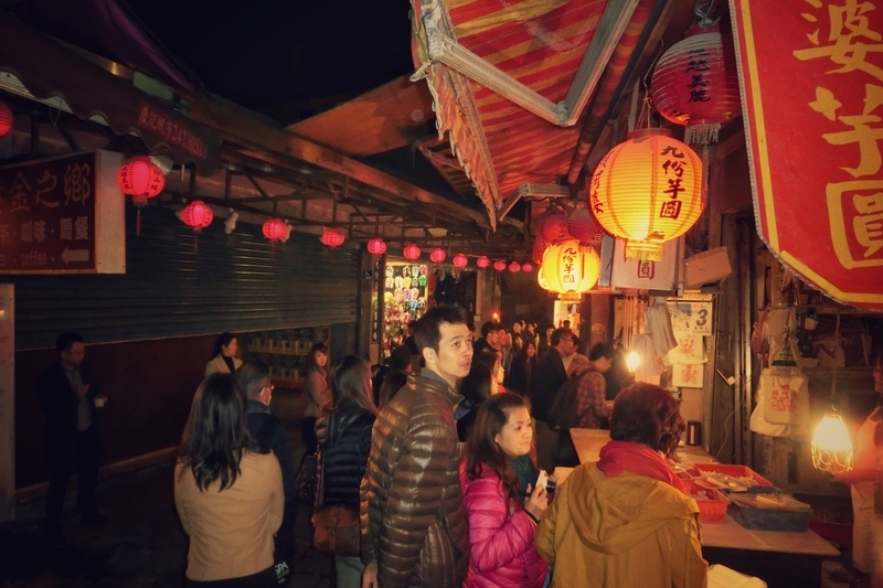 夜の九份でシャッターが閉まった店