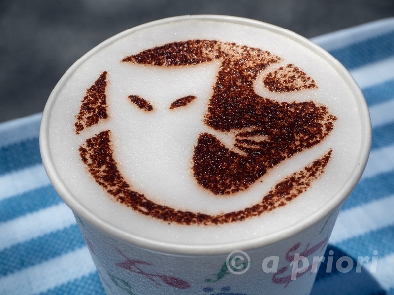 ゲゲゲの妖怪楽園の一反木綿がラテアートになったカフェラテ