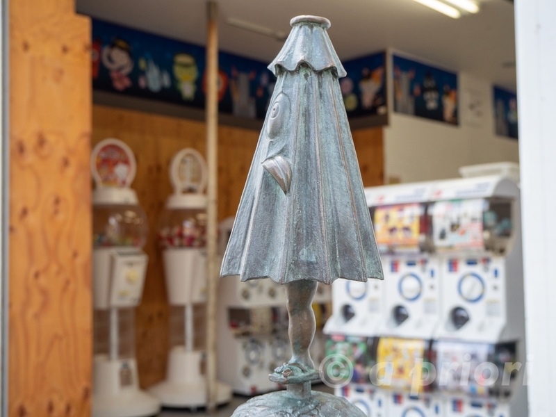 水木しげるロードにある妖怪傘化けのブロンズ像