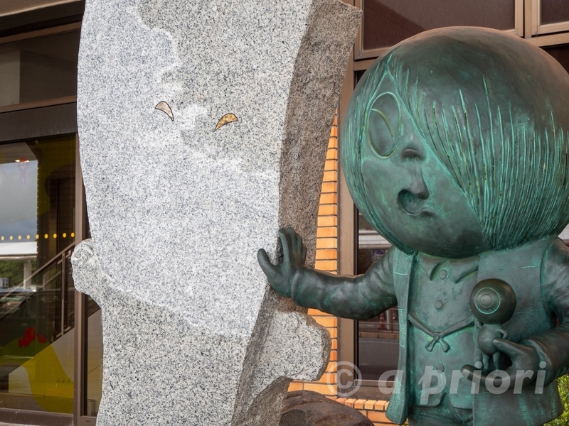 米子空港の前にある鬼太郎と一反木綿の像