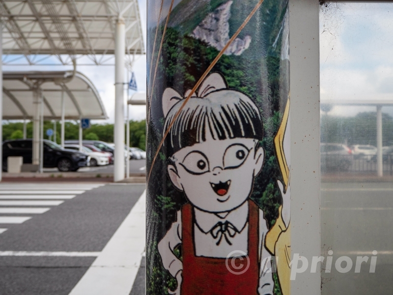 米子空港から米子空港駅に向かう途中にある猫娘が描かれた柱