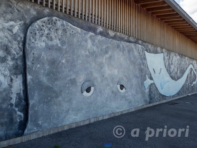 ぬりかべと一反木綿が描かれた海岸通りのトイレ