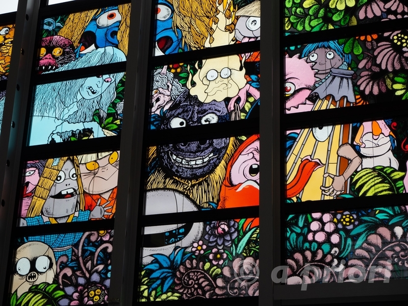 米子空港の2階にある妖怪が描かれたステンドグラス