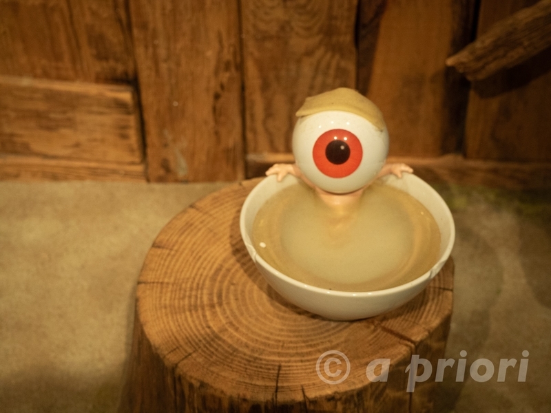 水木しげるロードにある水木しげる記念館内に展示されている目玉おやじの人形。茶碗の風呂に入っている