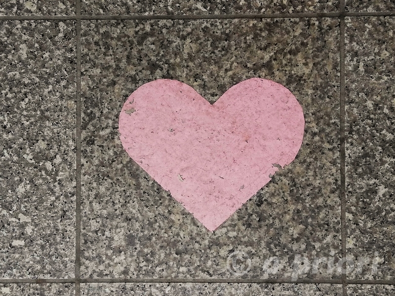 愛知県犬山市の犬山城下町にあるハートのデザインがされている路上