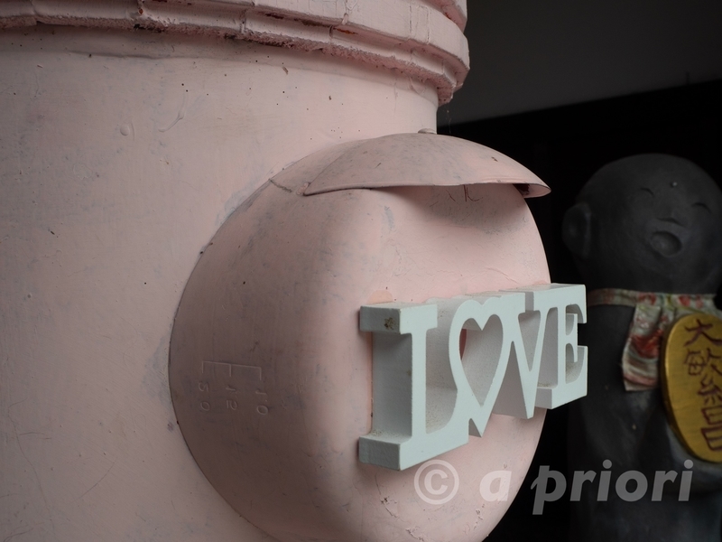 愛知県犬山市の犬山城下町にある「LOVE」とデザインされたピンク色のポスト