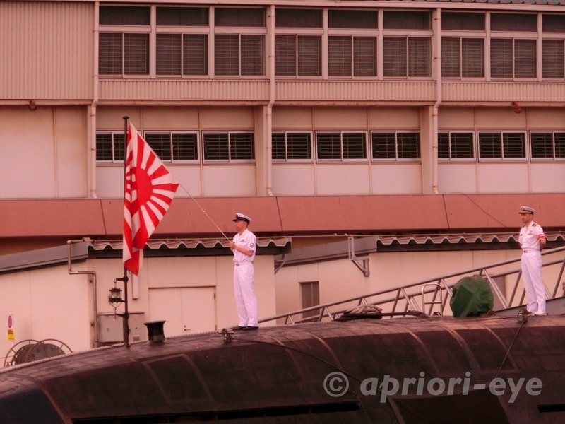 夕呉クルーズから見ることができる海上自衛隊旗降納