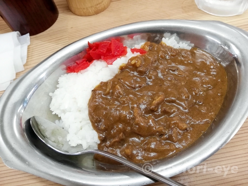 食堂ミチの福神漬けがのったカレーライス