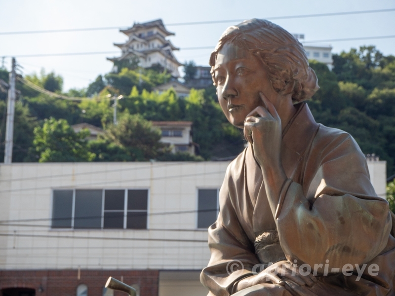 尾道本通り商店街の入り口にある林芙美子像