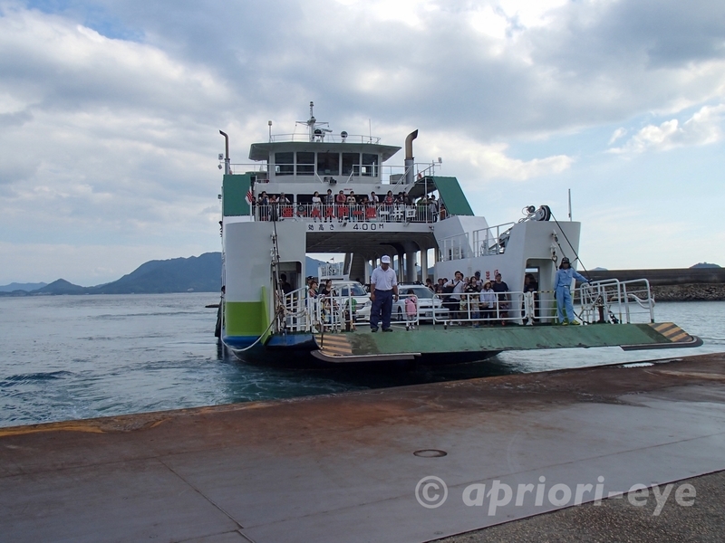 忠海港に到着した忠海港と大久野島を結ぶ大型のフェリー