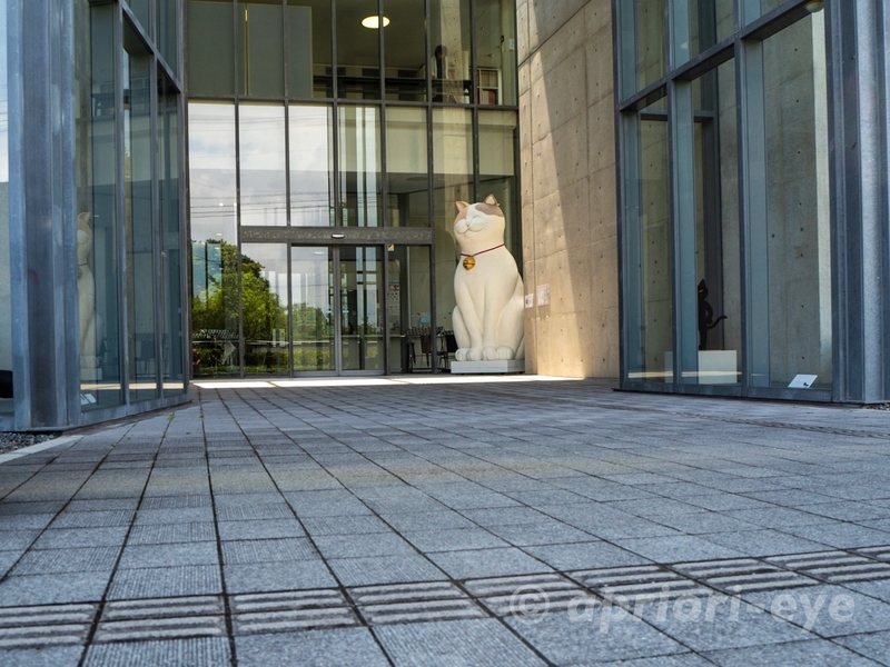 尾道市立美術館の入り口に置かれている大きな猫の人形