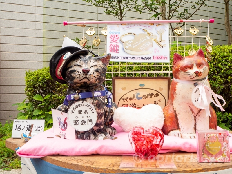 千光寺ロープウェの駅長である猫の恋会門の像