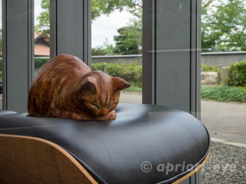 尾道市立美術館の椅子の上で寝ている猫のオブジェ