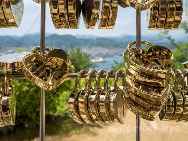 千光寺公園の恋人の聖地碑に付けられた金色のハート型の鍵