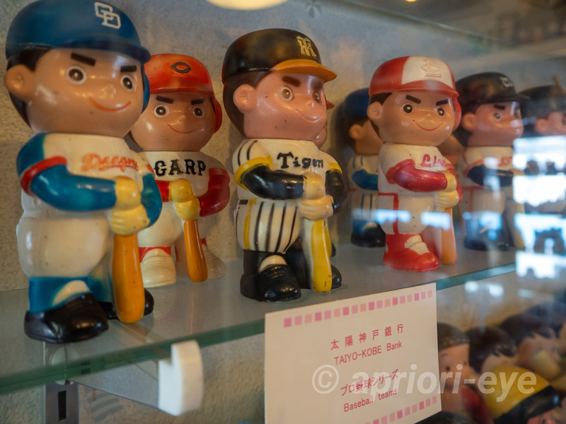 倉敷貯金箱博物館に展示されているユニフォームを着たプロ野球選手の貯金箱